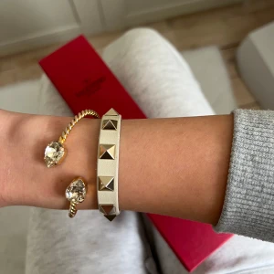 Valentino Garavani armband  - Super fint armband från Valentino🤍inga defekter bortsett från att det ”gått upp” lite på sidorna men inget som märks när man har det på sig 