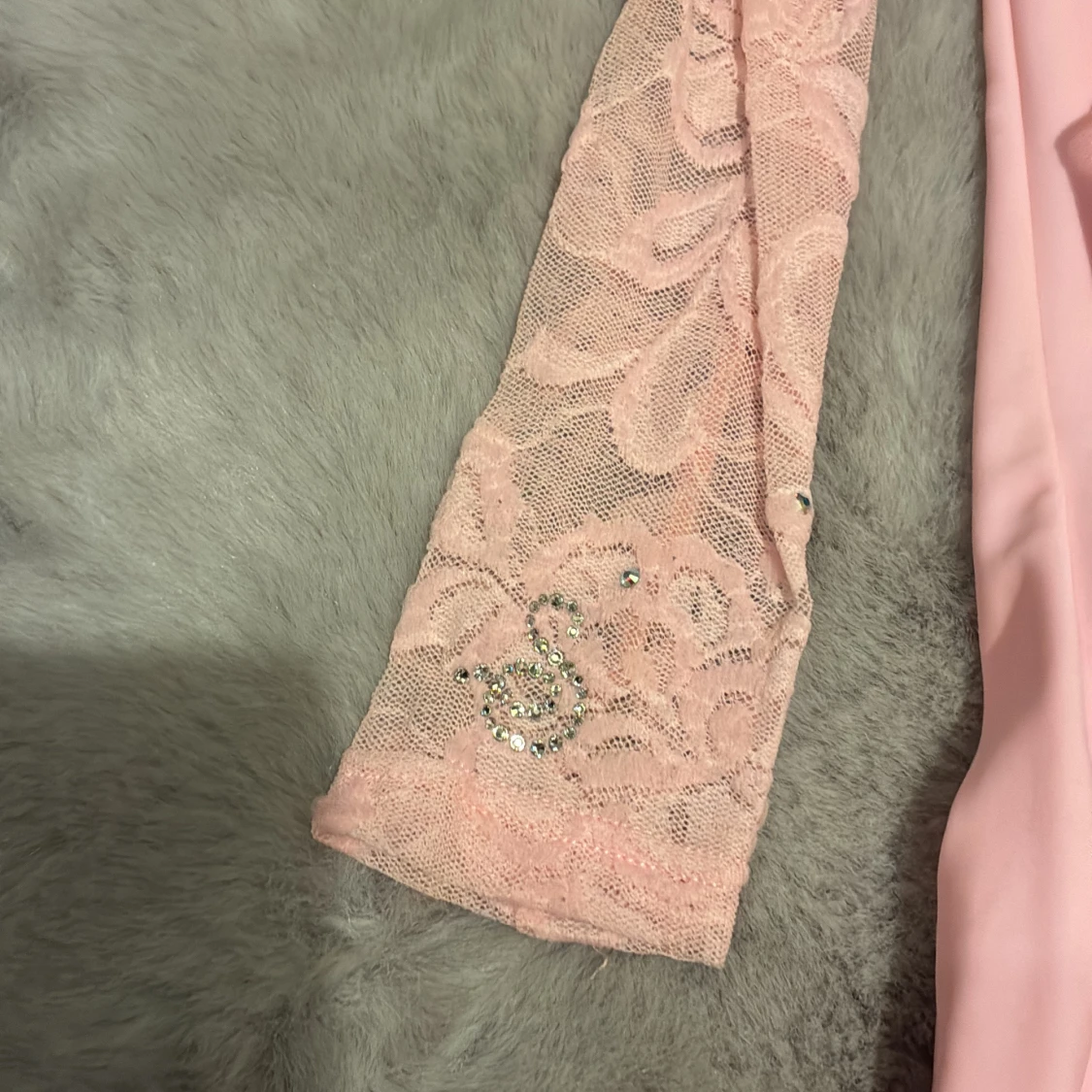 Rosa konståkningsklänning med spetsdetaljer - 4