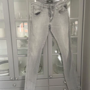 Grå Replay Anbass Jeans - Snygga grå jeans från Replay i modellen Anbass. De har en slim fit passform och klassisk femficksdesign. Perfekta för en stilren look med en modern touch.