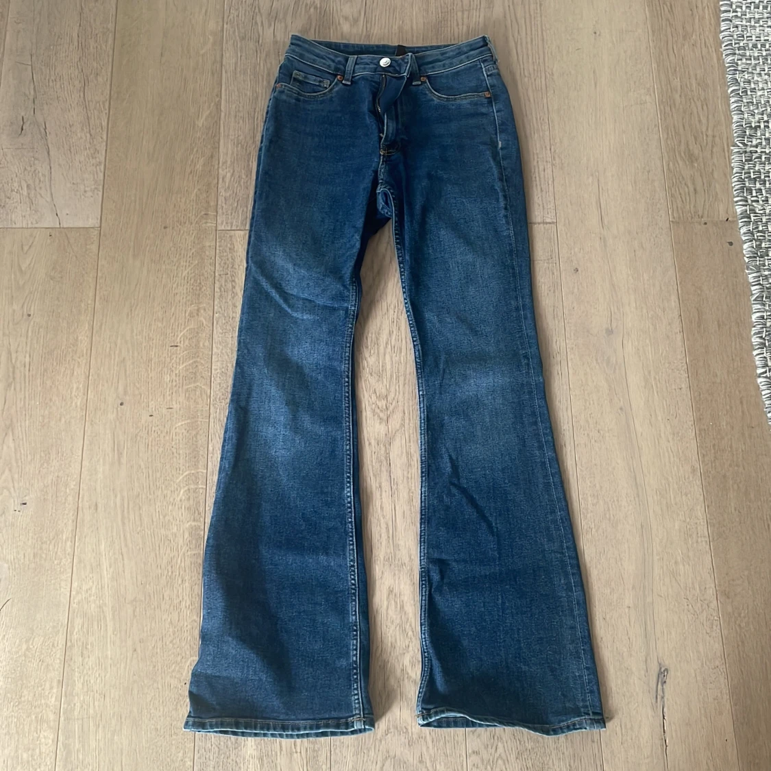 Blå bootcut jeans
