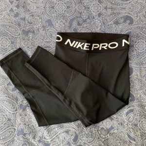 Svarta tights från Nike Pro - Supersnygga träningsbyxor från Nike PRO. Helt nya och säljer eftersom jag råkade köpa i fel storlek. 