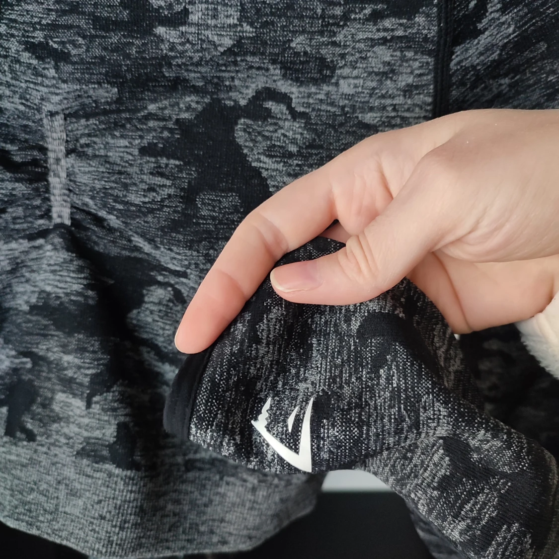 Svart sporttopp från Gymshark i storlek S - 1