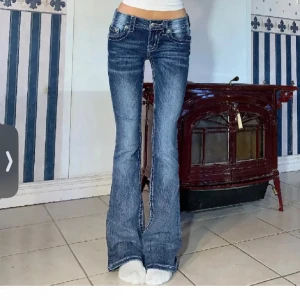 Blå bootcut jeans från Miss Me - Långa miss me jeans bootcut, köpte för 1700kr säljer för 1200kr då de var försmå för mig💕 midjemått 74cm innerbenläng 85cm💕 två knappar har gåt av skriv för bilder och en liten slitning men jag köpte de så💕pris kan diskuteras. 