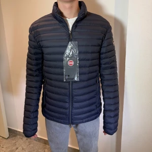 Marinblå dunjacka från Colmar - HELT NY marinblå dunjacka från Colmar || Storlek L passar medium|| || tveka inte på att höra av dig vid frågor(lappar och allt kvar plus qr kod)  Perfekt  till sommaren