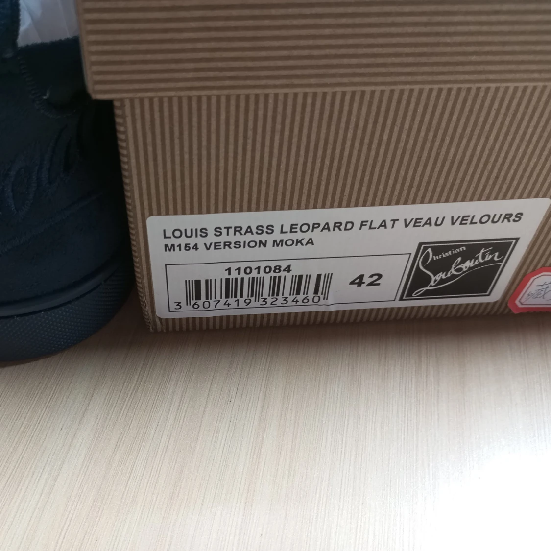 Mörkblå sneakers med röd sula - 1