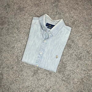 Ralph lauren skjorta - Ralph Lauren Skjorta – Blå (S)  Säljer en klassisk blå skjorta från Ralph Lauren i storlek S. Perfekt för dig som gillar stilrena plagg med hög kvalitet! ✔️ Färg: Blå ✔️ Storlek: S (70 cm längd, 51 cm bredd, 45 cm axel) ✔️ Märke: Ralph Lauren 👔 ✔️ Nypris: 1800 kr ✔️ Anmärkning: Billigt pris på grund av defekt – se sista bild  📍 Finns i Linköping – kan även skickas 📦 💬 Hör av dig vid intresse!  87  #ralphlauren #skjorta #vinted #herrskjorta #lyxkläder #secondhandfashion #preloved #menswear #herrstil #