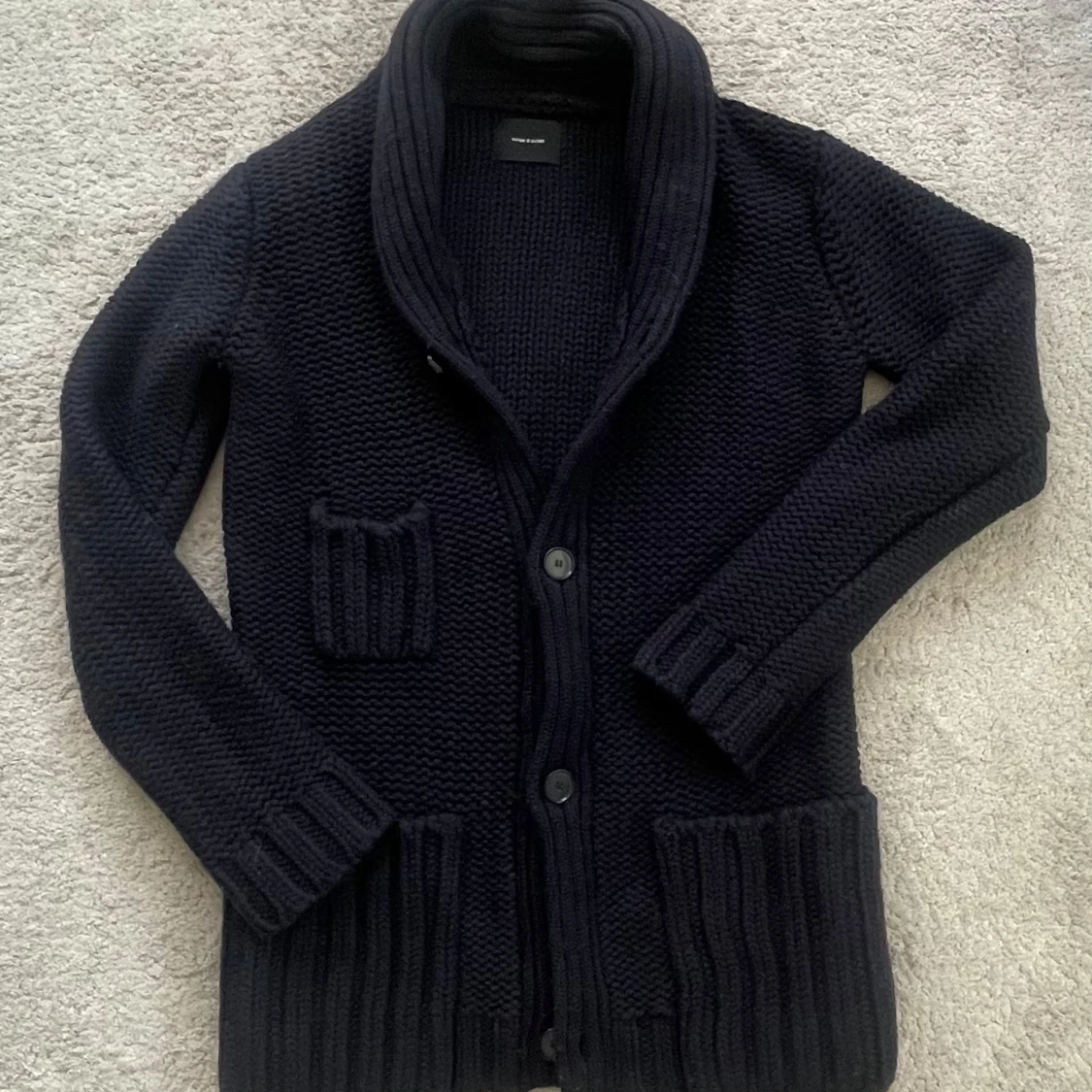 Mörkblå  stickad kofta från Samsoe samsoe 