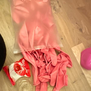 Rosa båge ballonger  - Gör en vacker båge av stora/små ballonger, perfekt för att skapa en festlig och elegant atmosfär på alla typer av evenemang. Oavsett om det är ett bröllop, födelsedag eller babyshower, kommer våra ballonger att sätta pricken över i:et och ge ditt firande en extra touch av glamour. Ballongerna är av hög kvalitet och finns i flera storlekar för att passa just ditt behov. Gör ditt event ännu mer minnesvärt!