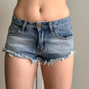 Blå jeansshorts lågmidjade - Snygga blå jeansshorts med låg midja. Midjemått är ca 36cm när jag mäter rakt över💕