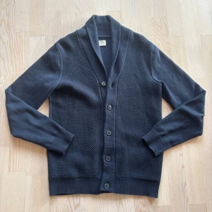 Stickad Cardigan - En sjukt snygg och stilren kofta med knappar. Storlek S och passar tts! Passar bra om du är ca 170-180! Om ni har frågor eller funderingar är det bara att höra av sig!