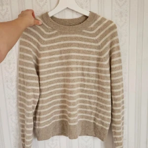 Kashmirtröja - Randig tröja i 100% kashmir från samsøe. Mycket bra skick & använd väldigt få gånger, inga defekter!🥰 Nypris 1999 kr