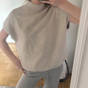 Stickad tröja/topp - Stickad tröja/väst så fin och aldrig använd med lapp kvar❤️‍🔥