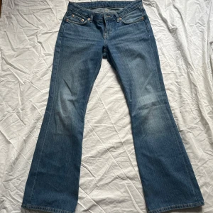 Blå bootcut jeans från Weekday - Snygga blå bootcut jeans från Weekday . lågmidjade 