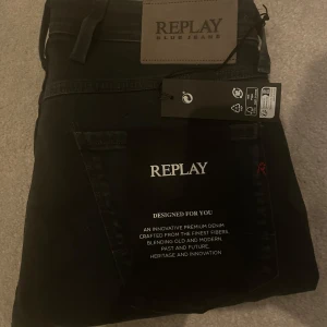 Replay jeans  - Tja, nu säljer jag ett par helt oanvända replay jeans i storleken w27 L30. Det är ett par Anbass slim fit jeans! Nypris för dessa jeans är 1300kr! Hör av dig vid funderingar, pris kan diskuteras!