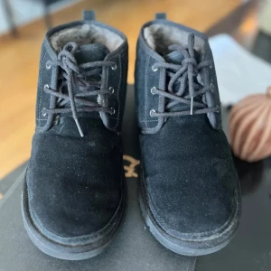 Uggs  - Ett par riktigt stiliga uggs att ha nu när det börjar bli kallt ute. Köptes i vintras förra året för 1999kr användes ett par gånger bara lite dammiga men dom är fortfarande i väldigt fint skick. Box ingår, online kvitto kan letas fram om det behövs🙂👍