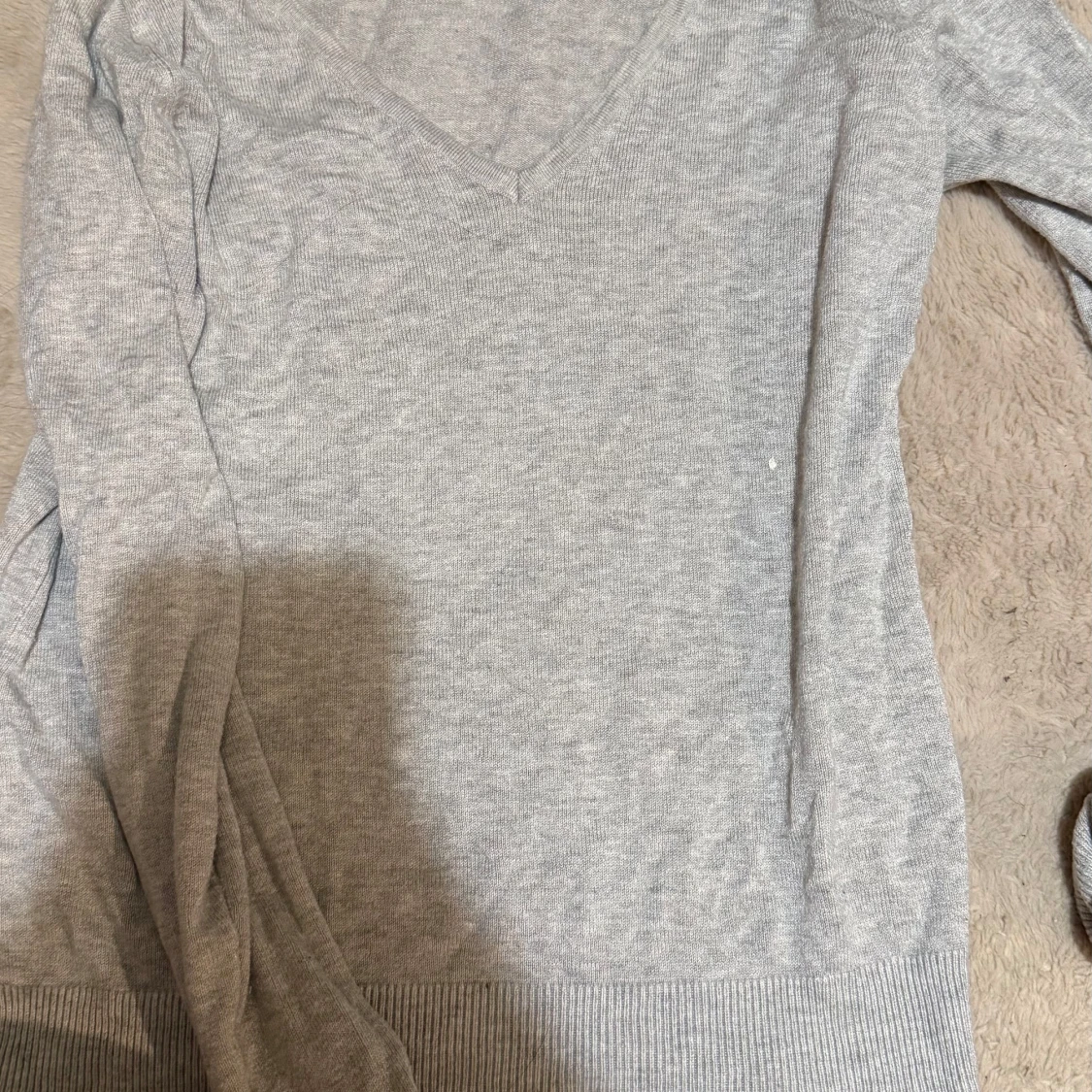 Grå v-ringad tröja från 157 - 2