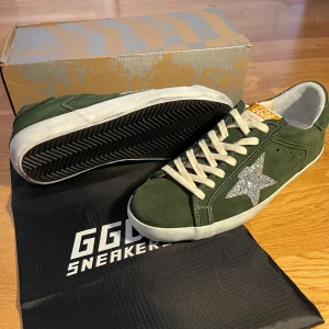 Golden Goose - Feta Golden Goose i en grön/olivgrön färg🤩. Knappt använda, toppen skick! Strl 43. Hör av dig om du har frågor! Pris är diskuterbart såklart vid en smidig affär. Fri Frakt!