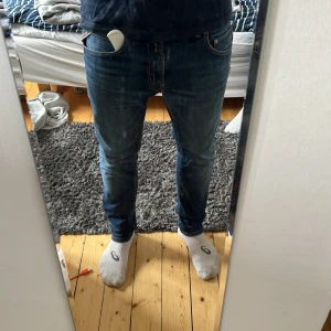 Mörkblå jeans från Replay - Snygga mörkblå jeans från Replay med klassisk femficksdesign och subtila slitningar. Perfekta för en avslappnad stil. Hör gärna av er vid frågor, svarar snabbt!