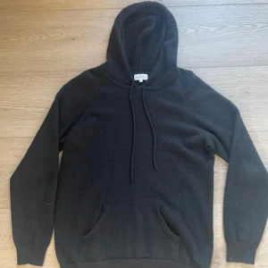 Kashmirhoodie från Davida - Säljer en stilren marinblå hoodie från Davida i 100% Kashmir. storlek L men passar igentligen som M. Nypris på tröjan är 4000kr men mitt pris är 599 eftersom jag inte behöver den i min garderob längre. 