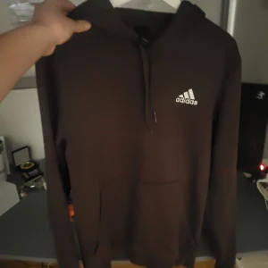 Sportig brun hoodie från Adidas - Säljer en retroaktig brun hoodie från Adidas med vit logga på bröstet. Tröjan är perfekt till allt från gymmet till skolan, särskilt nu under våren. Den har använts 2-3 gånger men är fortfarande i perfekt skick. Storleken är S. Priset är diskuterbart, så kontakta gärna!