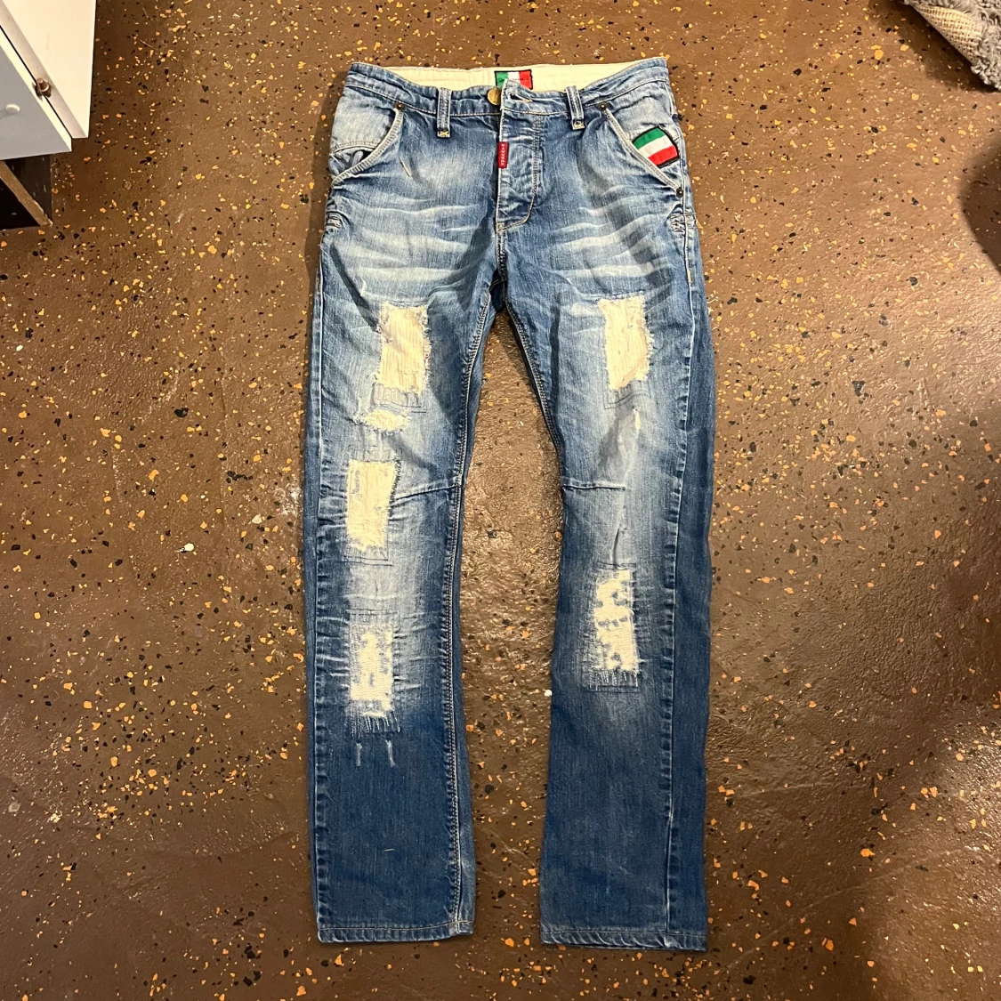 Blå jeans med slitningar