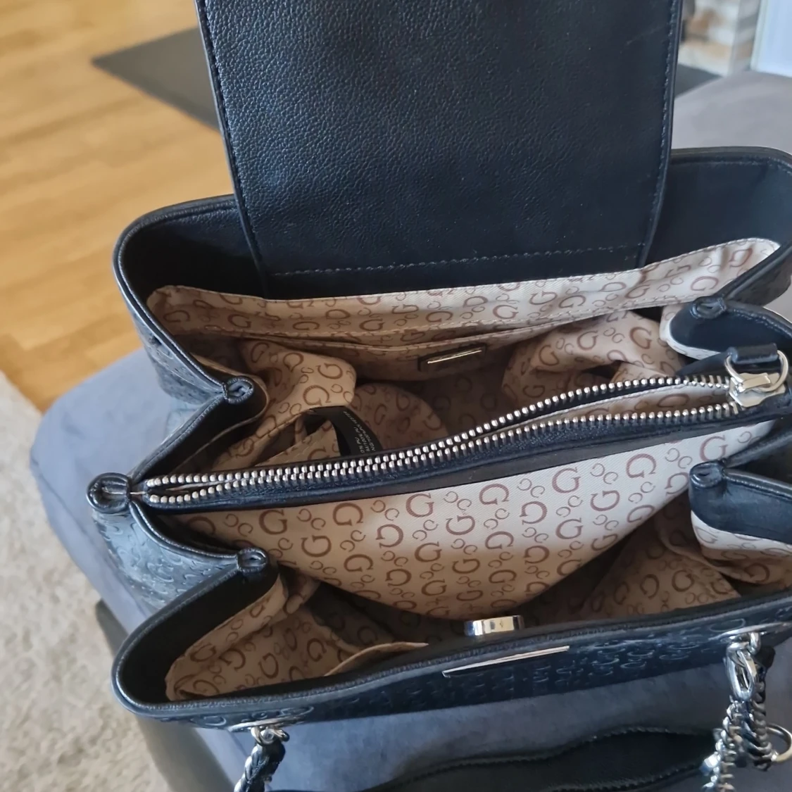 Svart handväska från Guess - 1