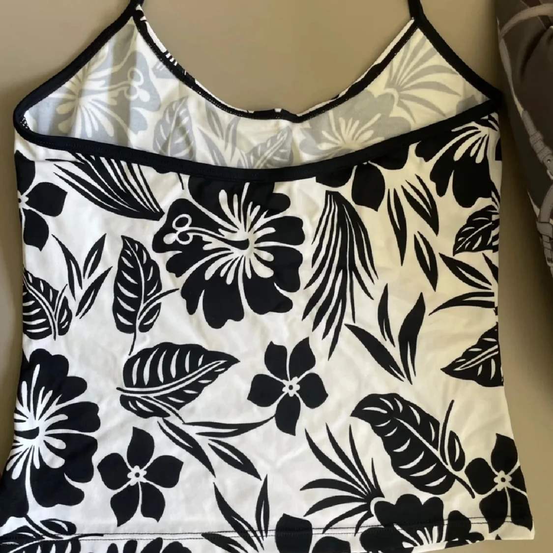 Svartvit blommig halterneck-topp - 1