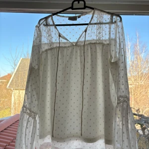 Vit blus - Säljer denna super fina vita blus då den blivit för liten för mig. Den är i storlek 34. Skriv vid fler frågor och för fler bilder!💗 obs priset går att diskutera 
