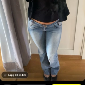 Lågmidjade ljusblå bootcut jeans - Säljer ett par riktigt snygga lågmidjade jeans i ljusblå tvätt med bootcut passform. Jeansen har klassiska fem fickor, dragkedja och knapp framtill. Perfekta för dig som gillar en retro vibe och vill ha ett par jeans som sitter lågt på höften. Skit snygga och passar till allt! Märket Lee