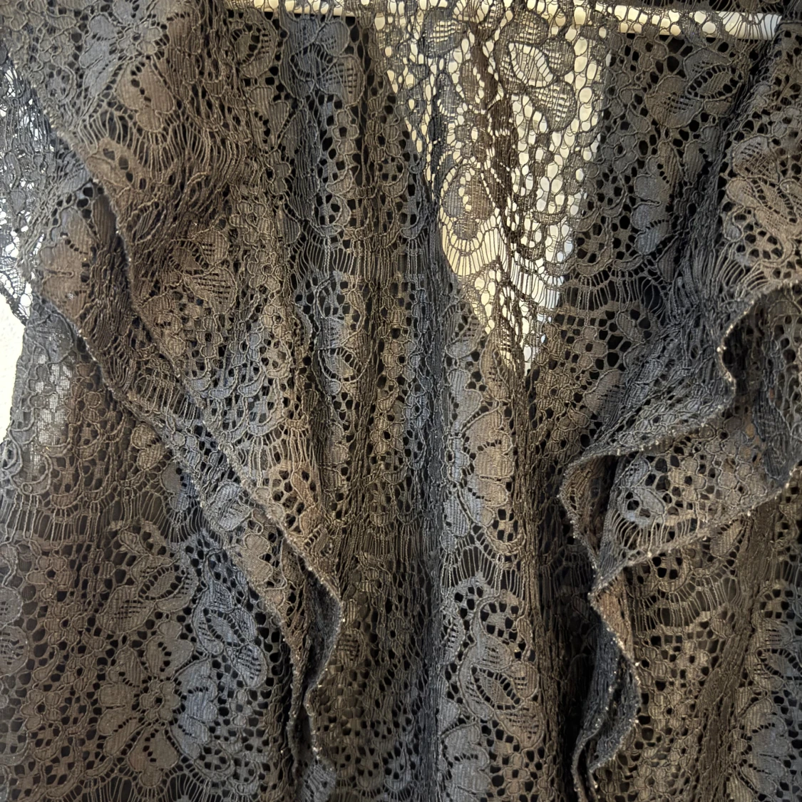 Svart spetsblus med volangdetaljer - 1