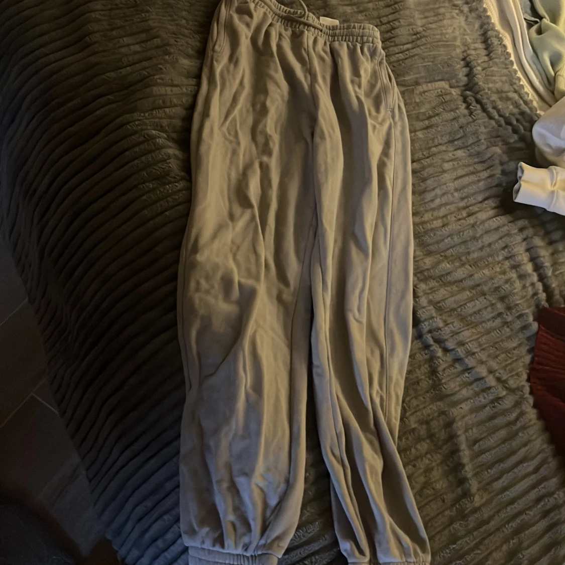 Gråa mjukisbyxor med resår