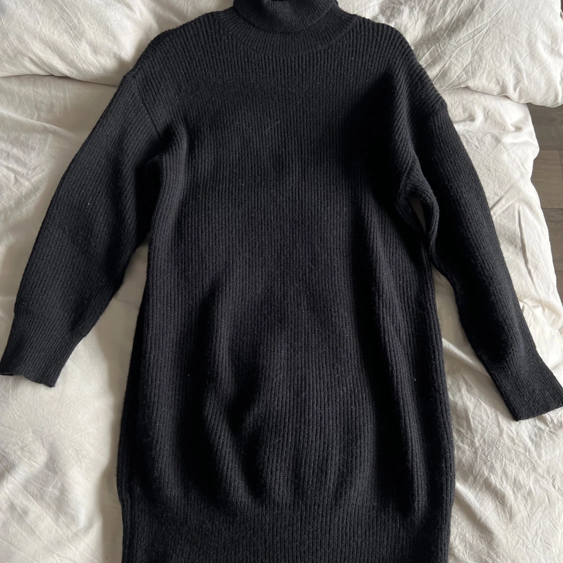 Svart stickad poloklänning