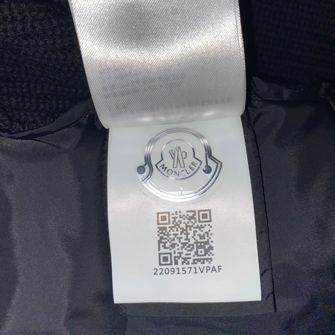 Svart Moncler pufferjacka med huva storlek M - 3