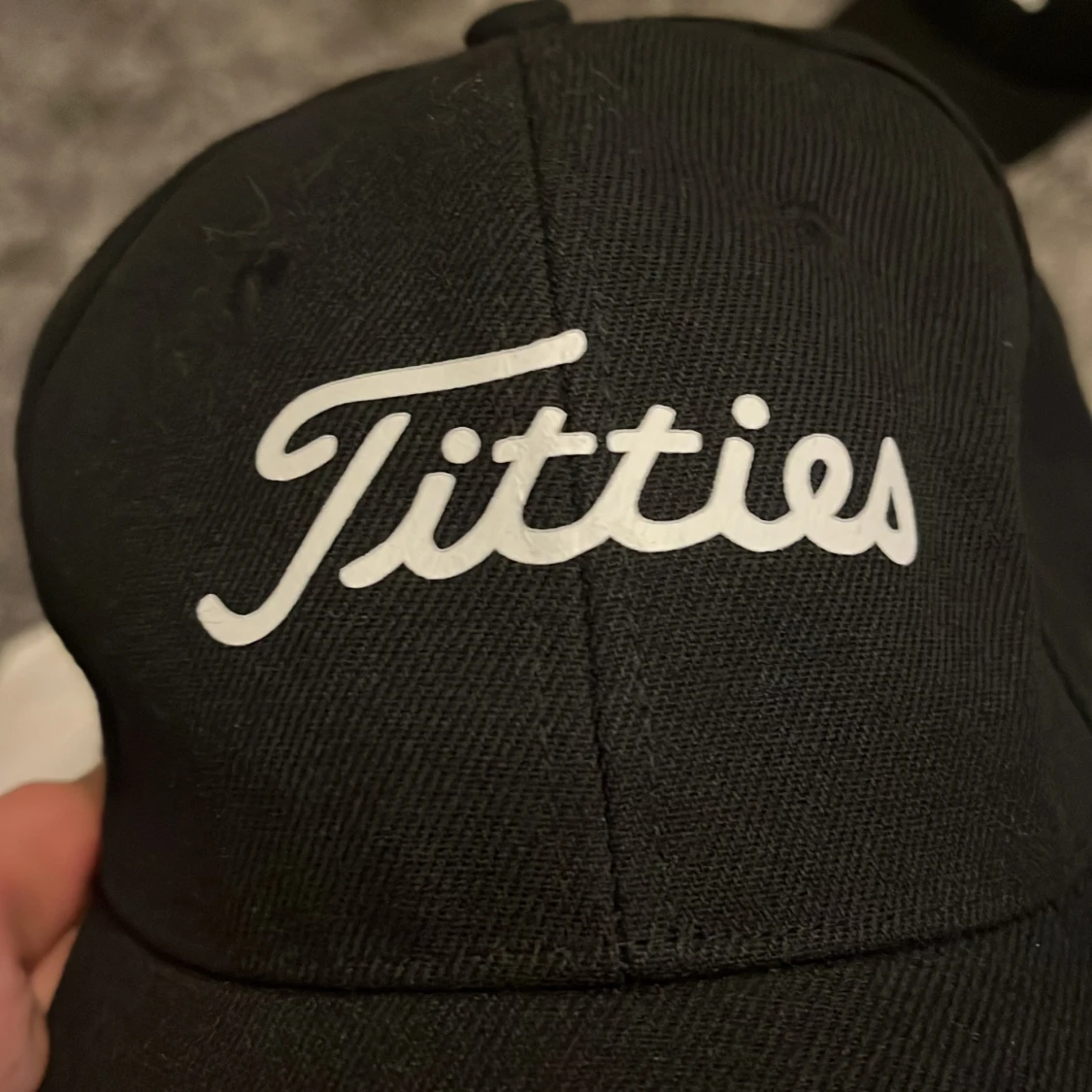 Svart ”titties” golfkeps   - 2