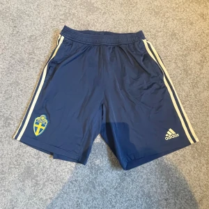 Adidas shorts Sverige - Tja! Säljer dessa Mörkblå landslagsshorts från Adidas, dessa är spelare i landslaget som använder och går ej att köpa så dom är väldigt limiterade i mängden! Storlek L passar även M