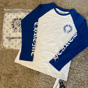 CHROME HEARTS LÅNGÄRMAD  - hej, säljer denna chrome hearts lång ärmad/long sleeve, tröjan är i nyskick och allt medföljer dvs poly bag och tags. Tröjan behövs endast strykas annars är den felfri.