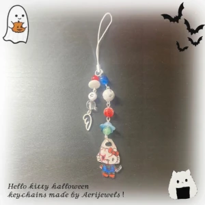 Hello Kitty chucky keychain - 100% handgjord av mig! Kontakta gärna innan du trycker på köp nu, ifall den har blivit såld på en annan app  !SNÄLLA TA EJ INSTABOX💕, kan hända att jag inte kan skicka om du väljer instabox