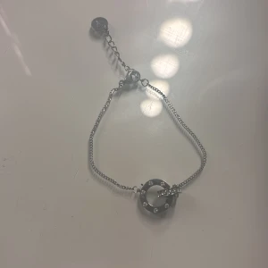 säljer edblad armband - säljer detta armband för jag använder inte den. Den är helt oanvänd kanske haft på mig den 1 gång. PRIS KAN DISKUTERAS 