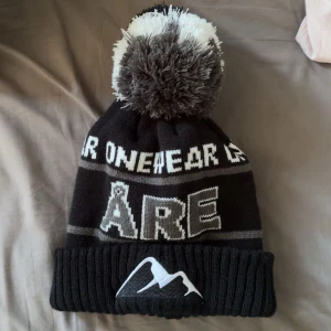 Svart ÅRE mössa - Snygg ÅRE mössa från onewear. Använd 1-2 gånger och är svår att få tag på❣️Pris kan diskuteras!❤️