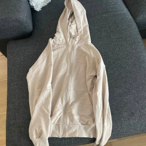 Hoodie - En hoodie/ träningströja från ICIW. stretchig och skön! Storlek S. 😍