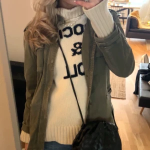 Olivgrön overshirt med fickor - Säljer en olivgrön overshirt med klassisk krage och stora bröstfickor. Jackan har en avslappnad passform och är perfekt att slänga över en hoodie eller t-shirt. Tillverkad i bomull och har knappar framtill. Enkel och stilren för en cool vardagslook.