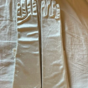 Tillbehör till balen! - Elegant vit underkjol till bal eller bröllopsklänning med stilrena handskar i silke som slutar över armbågarna, perfekt till din bal, köpta från Dream design, underkjolen ser oanvänd ut och handskarna är fina men använda.