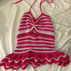 Virkad halterneck - Skit snygg halterneck i virkat material, coola färger som passar vid festliga tillfällen, använd ca 2ggr 🥰