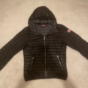 Colmar jacka  - En fin dunjacka från colmar med lite små defekter, det finns ett hål i jackan som går lätt att sy över men själv har jag tejpat och det syns knappt speciellt nu när det är mörkt ute. Sen har även loggan där bak lossnat men jag har kvar den så det är bara att sy på om man vill men inget jag har orkat bry mig om. Passar perfekt på mig som är 178 och väger 64 men passar mellan 170-183 ungefär beroende på vikt. 