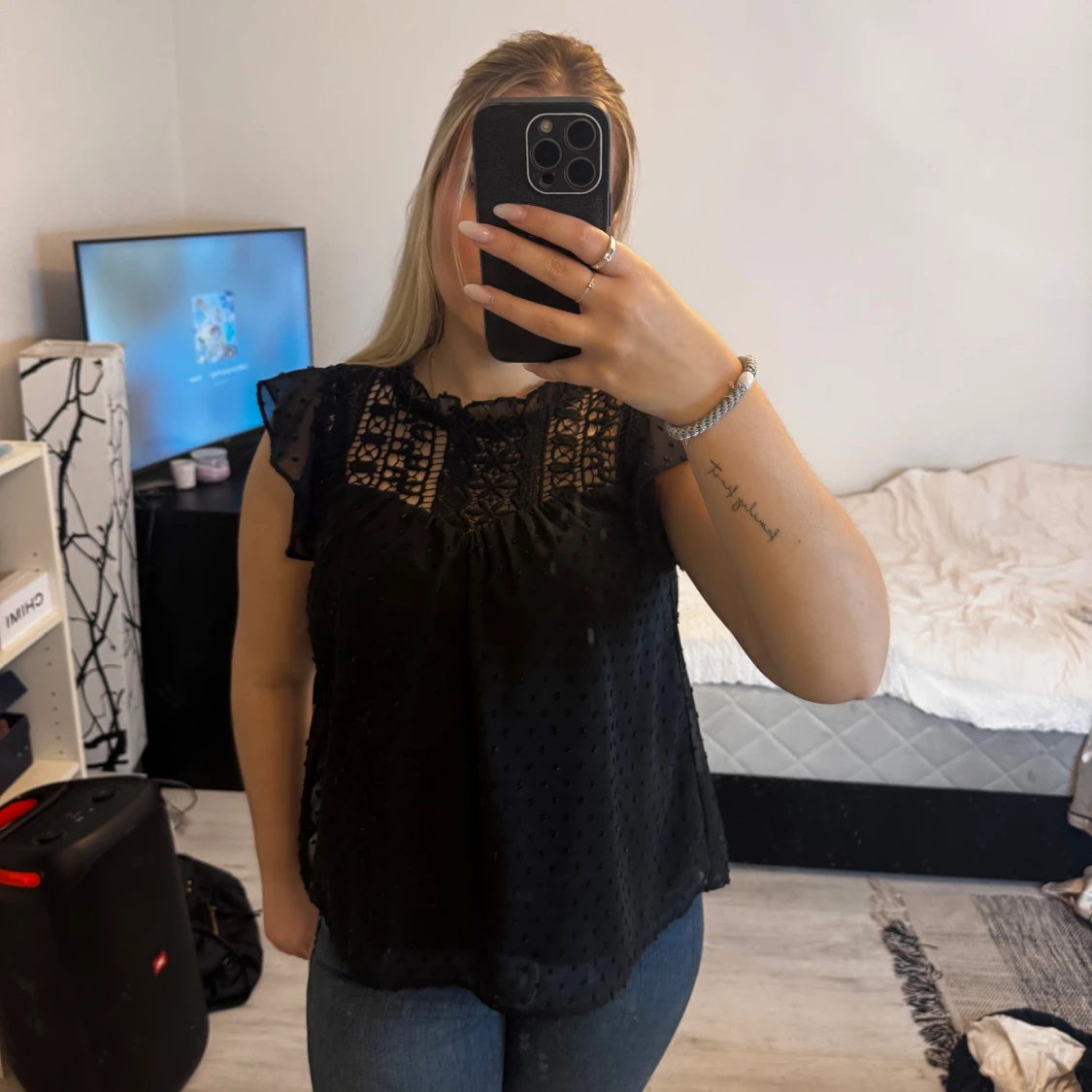 Svart blus med spets och volang - 1