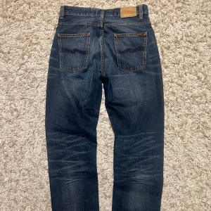 Nudie jeans sleepy sixten vintage relaxed fit jeans herr  - Nudie jeans av modell sleepy sixten, släppta i 2018 men nudie tillverkar inte dessa längre. Riktigt fin wash och passform på dessa, straight relaxed fit. Mycket bra skick nästan nya, uppsydda nån centimeter hos nudie men fortfarande 32 i längd. Postas samma dag som köp eller dagen därpå🙌💯