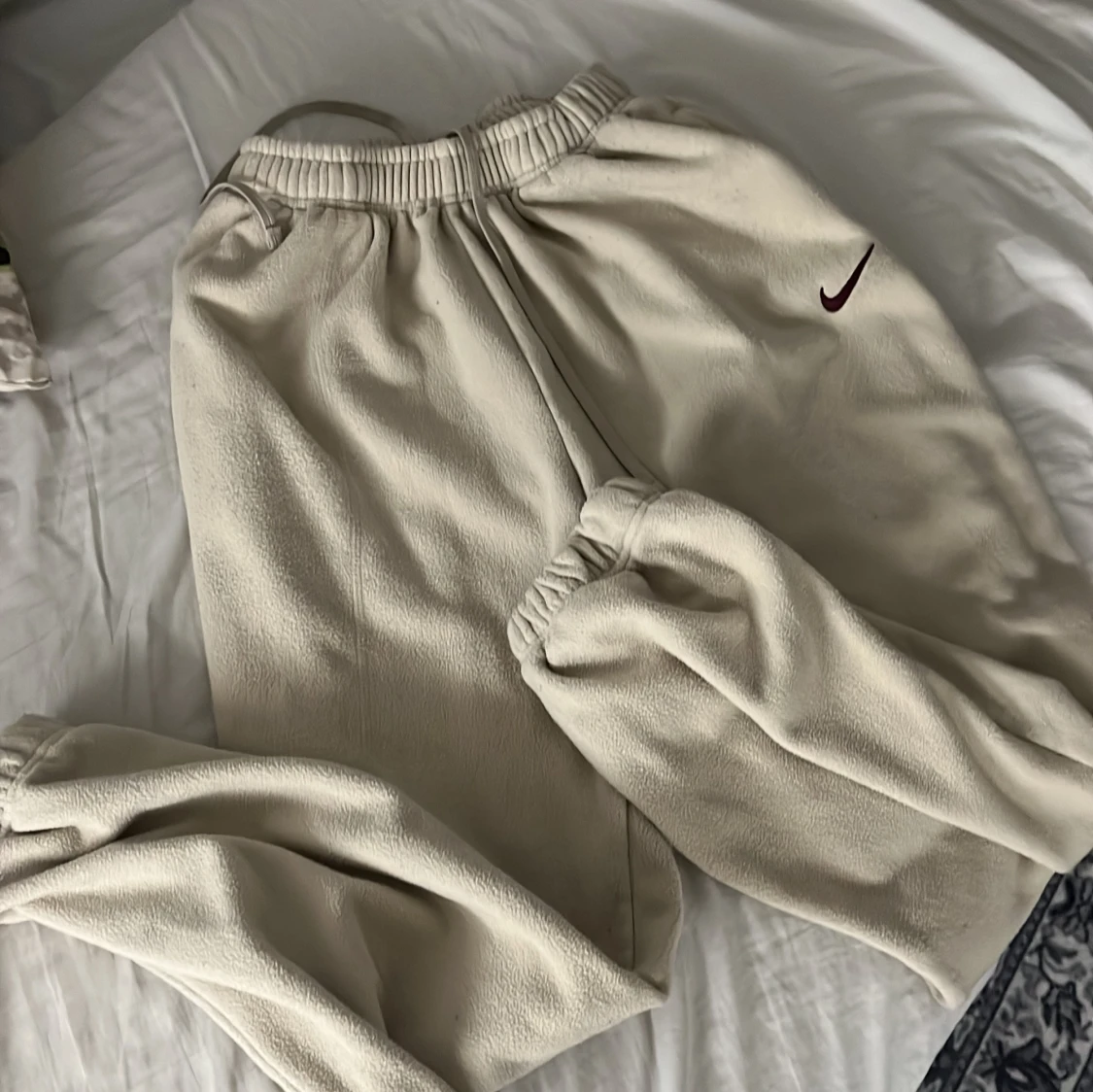 Beiga fleecebyxor från Nike