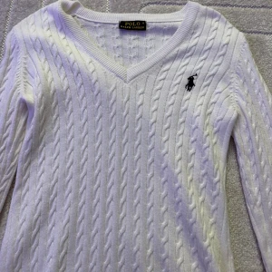 Vit tröja Polo Ralph Lauren - Vit  tröja från Polo Ralph Lauren med klassisk v-ringning, aldrig använd 