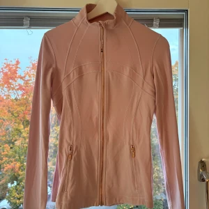 Define jacket Lululemon - Define jacket från Lululemon, inte använd mycket så i väldigt bra skick, däremot lite nopprig längst ut på armen och även lite smink fläck vid krage, den är inte tvättat så det går bort i tvätten. Storleken passar både S och M också då den är väldigt stretchig. Guldig dragkedja