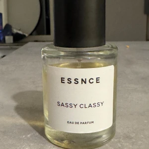 Essnce Sassy Classy  - Sassy Classy från Essnce är en Eau de Parfum på 50 ml. Den är använd några sprut men nästintill full. Ordinarie pris 360kr. "Doften har toppnoter av lavendel, mandarin och citrusfrukter som ger en klar och uppfriskande känsla. Apelsinblomma, jasmin och rosépeppar ger doften en mjukt blommig men ändå kryddig karaktär, vilket skapar en förförisk och sofistikerad ton. Basen av mysk, cederträ, vanilj och amber tillför värme och djup"